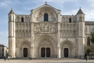 Façade romane sculptée de la cathédrale Saint-Pierre d’Angoulême vue depuis le parvis
